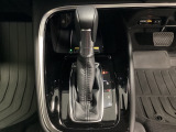 CVT車のセレクトレバーです。低速から高速まで、変速ショックのないスムーズな走りと、エンジン効率のよい領域を維持して燃費にも貢献します。サイドブレーキはスイッチ操作の電子制御パーキングブレーキです。