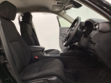 広い足元にゆったり座れるシートには肘掛けも装備しており長距離の運転でも疲れにくくなってます。女性でも運転がしやすいように、シートの高さ調整機能(シートリフター)がついています。