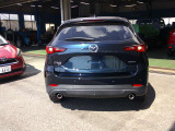 お渡し前にタイヤ新品に交換します!人気のCX-5、デイープクリスタルブルーカラーのディーゼル4WDです!安全機能も充実です!当店、大阪府寝屋川市河北東町1-10!皆さまからのお声がけお待ちしてます!