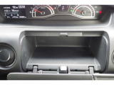 【収納ボックス】運転席の目の前にあるボックスでございます!手の届く位置にあるので、何かと便利ですね♪
