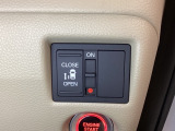 左側電動スライドドアは運転席からでも操作ができるように、ハンドル付近に開閉の操作スイッチが付いています。