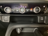 エアコン操作パネルの下に、スマートフォンなどの充電可能なUSB端子と、音源などの外部入力の可能なUSB端子がついています。移動中に充電もできるので便利です。