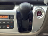 CVT車のセレクトレバーです。低速から高速まで、変速ショックのないスムーズな走りを実現するとともに、エンジン効率のよい領域を維持することで燃費にも貢献します。