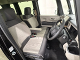 座面も厚みがあり背もたれも高く、広い足元にゆったり座れるシートです。運転席と助手席の間が空いている為、助手席側への移動がスムーズです。交通量の多い道でも助手席側から乗り降りができます。
