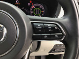 レーダークルーズコントロールを装備。アクセルやブレーキを操作しなくても、自動で先行車との車間距離を保ち追従走行できます。長距離や高速道路を運転する際に、ドライバーへの負担を軽減します。