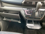 助手席側には、収納スペースがたくさんあるので、車内を綺麗に保つことができます!