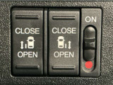 【両側パワースライドドア】両側がパワースライドドアになっており、運転席のスイッチやスマートキーでも開閉が可能です!開口部も広いので乗り降りも楽々♪