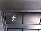 左側オートスライドドアです。運転席からでもスイッチひとつで開閉できるので、便利ですよ