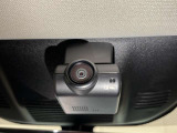 【車室内ドライブレコーダー】車室内カメラによる車内および車側面の撮影記録が駐車時の安心を高めるとともに、走行中の幅寄せ対策や後方撮影(リヤガラス越し)にも対応しています♪
