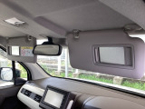 サンバイザーには、身だしなみを整える際に便利なバニティミラーが付いています。