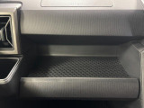 助手席側のインパネトレイは大きくてボックスティッシュも置けます!