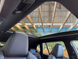 【パノラマルーフ】車内の解放感が一気に上がる大型パノラマルーフに調光機能がプラス!日差しが強い時、シェードを閉めなくてもガラスの透明度を調整することで心地よい明るさに♪