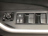 パワーウィンドのスイッチです。運転席に座りながら、助手席や後席の窓を開け閉めできるので大変便利ですよ。
