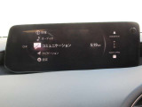 センターディスプレイは安全に運転が可能な見やすい位置に設計。オーディオやナビ、ハンズフリー通話、車両の各種設定など様々な機能を集約しております。