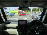 フロントガラスが広く視界が広々としているので、運転がとてもし易いです