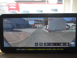 【フロントワイドビュー】見通しが利かないT字路等の曲がり角でドライバーの目より先に、死角になる人や車、自転車を広角映像で確認して、より安心して進めます。