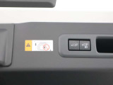 電動で開閉するパワーバックドア装備しています