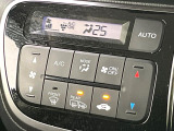 【オートエアコン】一度お好みの温度に設定すれば、車内の温度を検知し風量や温度を自動で調整。暑い&hellip;寒い&hellip;と何度もスイッチ操作をする必要はありません。快適な車内空間には必須の機能ですね♪