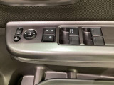 ハンドルの右側に電動格納付きパワーミラーの操作スイッチがついています。左右のサイドミラーの角度調節も微調整ができて便利です。パワーウインドウは運転席でドア4枚とも上下の操作ができるようになっています。