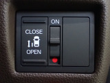 運転席からもスライドドアをボタン操作でスピーディーに開閉できます!またスマートキーでも操作できるので便利です。