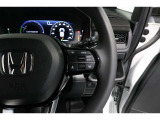 Hondaセンシングの機能のひとつ、アダプティブクルーズコントロール付!アクセルから足を離しても設定したスピードと前車との車間を保ち走行してくれます!車線維持もアシスト☆高速道路で疲労軽減ですね☆