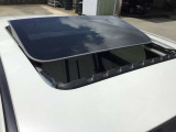 パノラマサンルーフ搭載です。車内が明るくなります