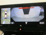 パノラミックビューモニター付きです。車両を上から見たような映像をディスプレイオーディオ画面に表示。運転席からの目視だけでは見にくい、車両周辺の状況をリアルタイムでしっかり確認できます。