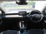 【インパネ周り】広々とした視界性の良い運転席です。ゆったりとした快適な乗り心地で運転できます。インテリアカラーはブラックを基調とし、シンプルで美しく整理されたインテリアデザインに仕立てました。