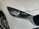 【LEDヘッドライト】悪天候や夜間走行時も良好な視界を確保し安心して運転できる高輝度LEDヘッドライトを装備!点灯速度が早く、消費電力も抑えられています。