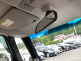 ハーフシェイドフロントウィンドウ【Fガラス上端の青色透かし】を装備しています。広いフロントガラスで視界を確保しつつ眩しさを抑えます。有と無しでは大違いです。