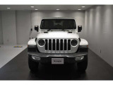 Jeep伝統の7スロットグリルが存在感ありますね。