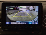 【バックカメラ】運転が苦手な方も車庫入れラクラクです!ギアをリバースに入れれば自動的に切り換わりますので、面倒な操作は不要です♪狭い駐車場もお車を傷つけず安心ですね!