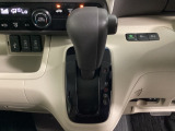 CVT車のセレクトレバーです。低速から高速まで、変速ショックのないスムーズな走りを実現するとともに、エンジン効率のよい領域を維持することで燃費にも貢献します。