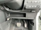 駐車ブレーキは指で操作する電動式です