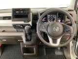 【ハンドル】運転にかかわる様々な操作を安全に行えるように視点移動が少なく操作性に配慮されたスイッチ類が凝縮されたコックピットです。