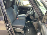 シートリフターは、運転席の座面を上下させて、体格に合わせて調整できる機能です。視界の確保やペダルの操作性、疲れにくさの向上に役に立ちます。