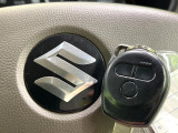 【キーレス】少し離れた場所からでもボタン一つでドアの開錠・施錠ができるのでとっても便利!ドアの鍵穴周りに傷をつけることもありません♪