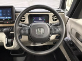 ハンドルにHondaセンシング系のクルーズコントロールやレーンキープアシストなどのスイッチと、オーディオの操作スイッチが装備されています。ハンドルから手を離さず安全に操作できます。