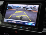 バックカメラ搭載で後方時に車体後ろが確認出来て安心です。運転の苦手な方やたまに乗る方でも安心して車庫入れが出来ます。