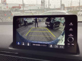 【バックカメラ】運転が苦手な方も車庫入れラクラク。ギアをリバースに入れれば自動的に切り換わりますので、面倒な操作は不要です。狭い駐車場も大切なお車を傷つけず安心です。