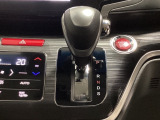 CVT車のセレクトレバーです。低速から高速まで、変速ショックのないスムーズな走りを実現するとともに、エンジン効率のよい領域を維持することで燃費にも貢献します。