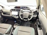 運転席まわりです。 各操作スイッチは使いやすい位置に配置されてます。