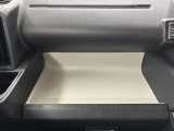 助手席側のインパネトレイは大きくてボックスティッシュも置けます!HDMI、USBソケットつきです♪