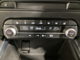 温度の設定のみで快適な風量やモードなどを自動調整してくれるフルオートエアコンを装備!運転席側、助手席側で左右独立して温度調節も可能です!