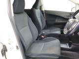 運転席・助手席まわりです。ゆったりと座って頂けるシートで快適です。