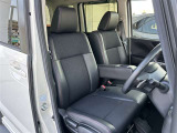 フロントシートにシートヒーターを搭載。冬場のドライブも快適。運転席シートは目立った汚れもなく良好なコンディションです。