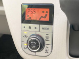 【オートエアコン】一度お好みの温度に設定すれば、車内の温度を検知し風量や温度を自動で調整。暑い&hellip;寒い&hellip;と何度もスイッチ操作をする必要はありません。快適な車内空間には必須の機能ですね♪