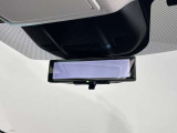 スマートルームミラーで後方の映像がルームミラーで確認できます。