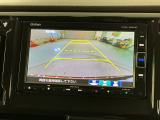 リバースギアに入れるだけで後方の表示へ切り替わります。夜間や雨の日の駐車も楽になりますよ。
