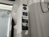 狭い駐車場で便利な電動格納ドアミラーが付いています。